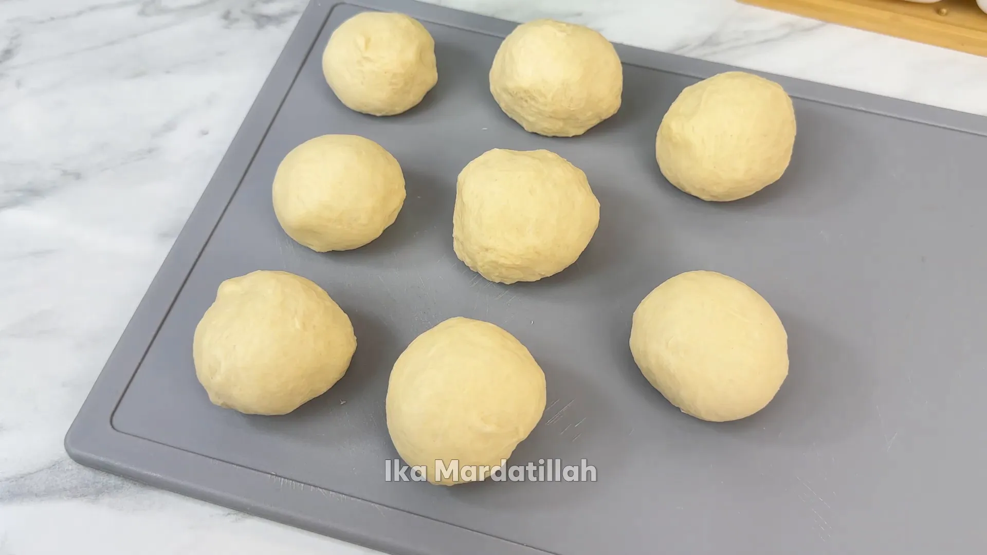 Adonan roti yang sudah dibulatkan dan siap didiamkan