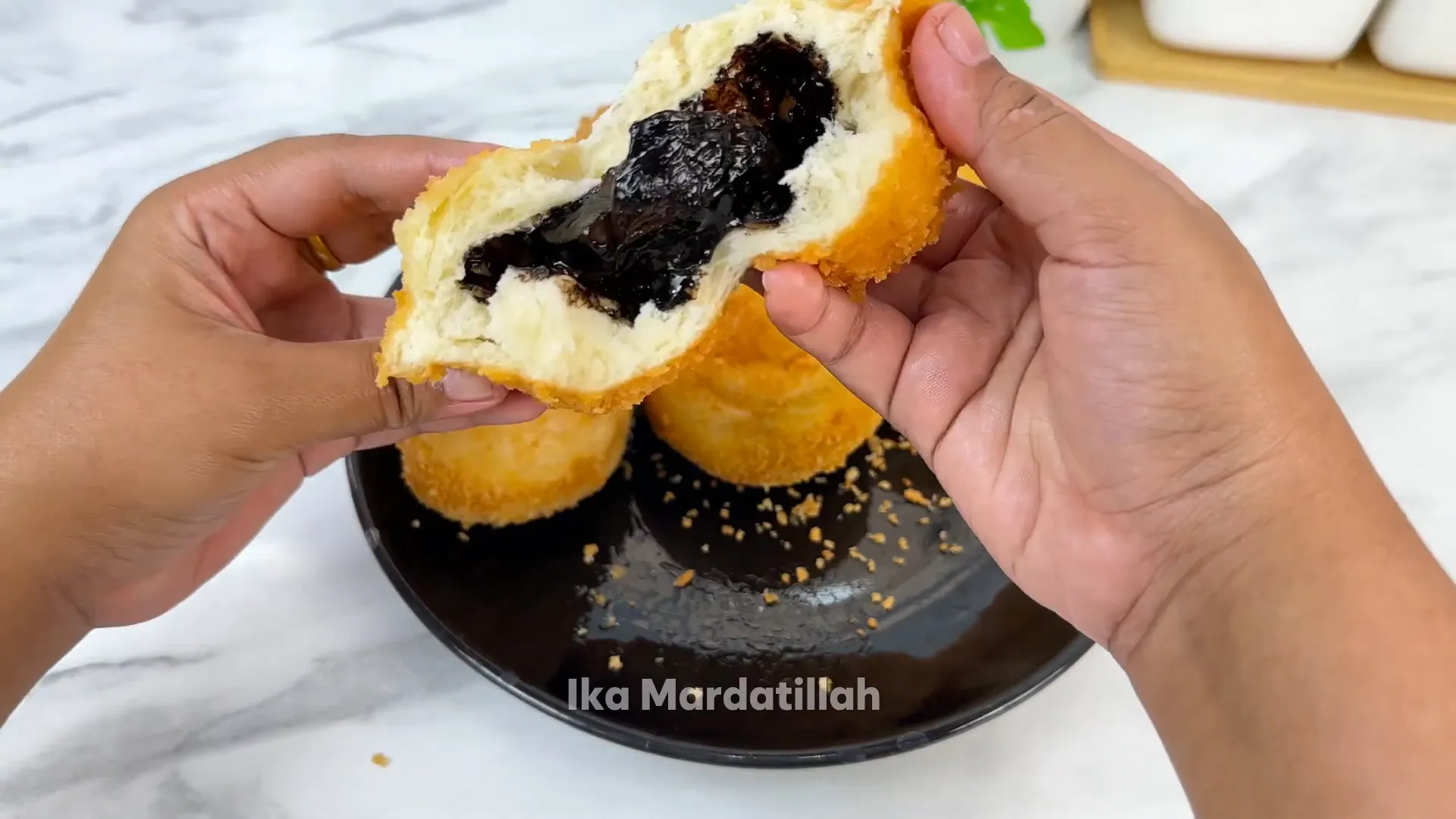 Roti goreng dengan white ring dan isian coklat lumer