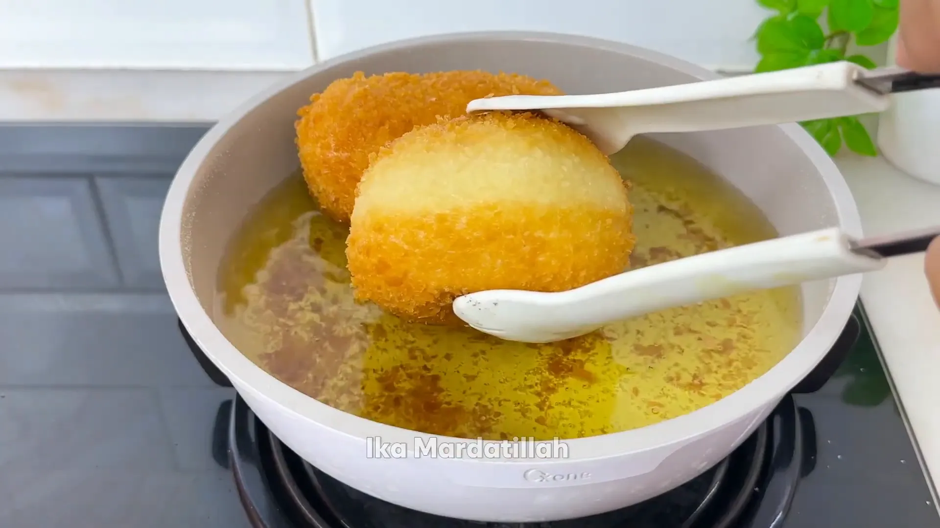 Roti goreng dengan white ring yang sudah matang sempurna