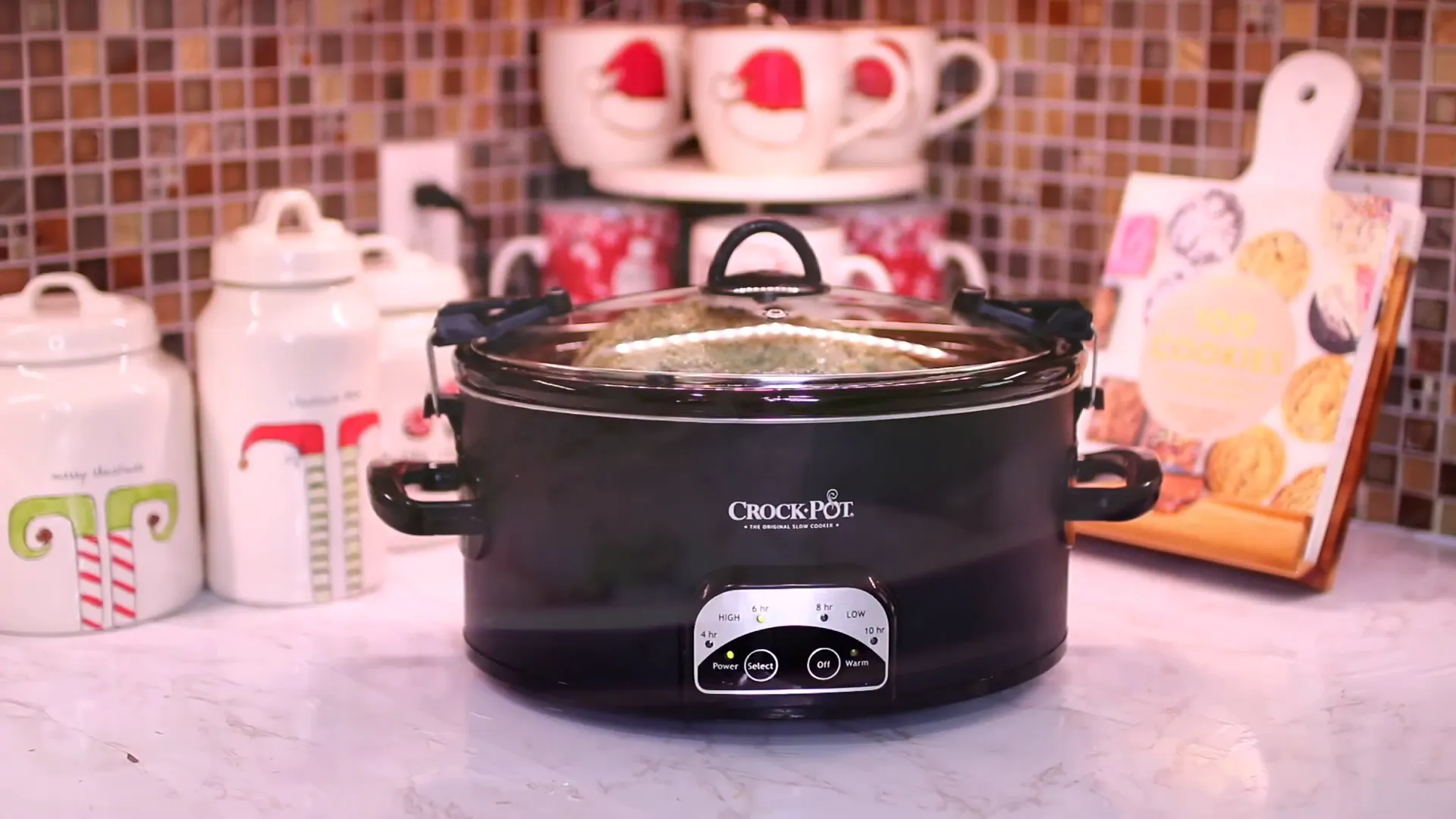 Slow cooker with chicken and vegetables