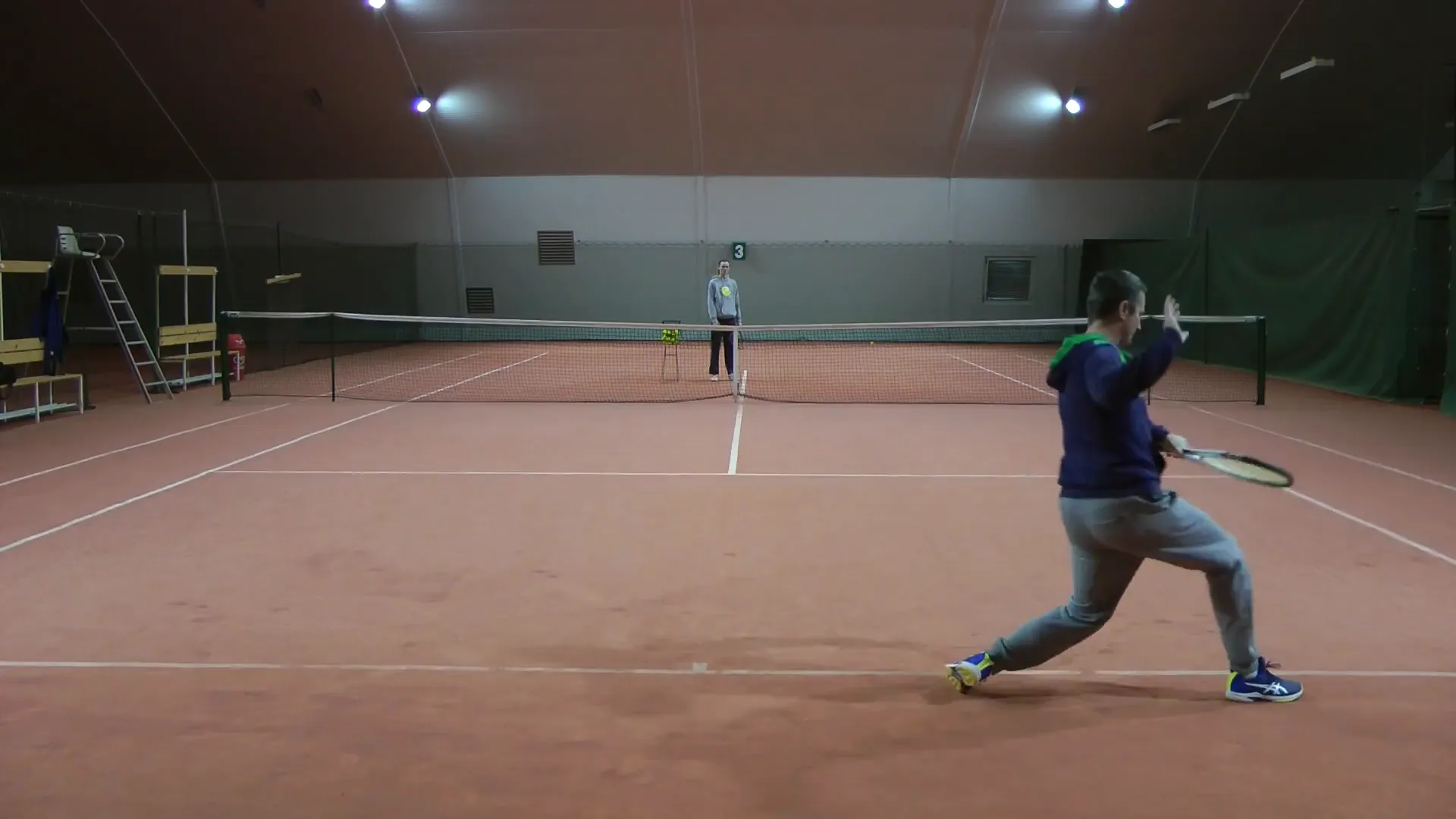 Demonstration of leg loading and pushing off in open stance forehand
