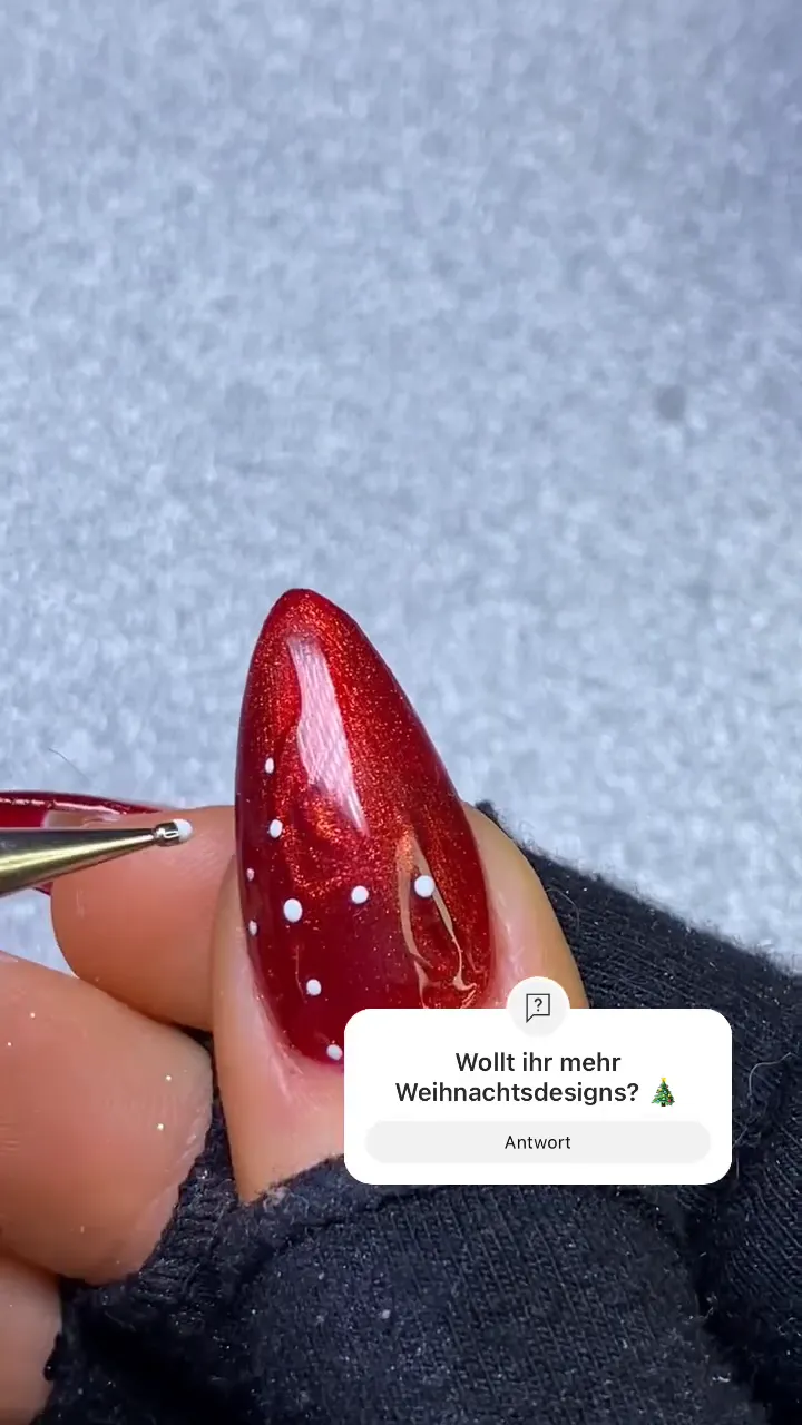 French Nails mit roter Spitze