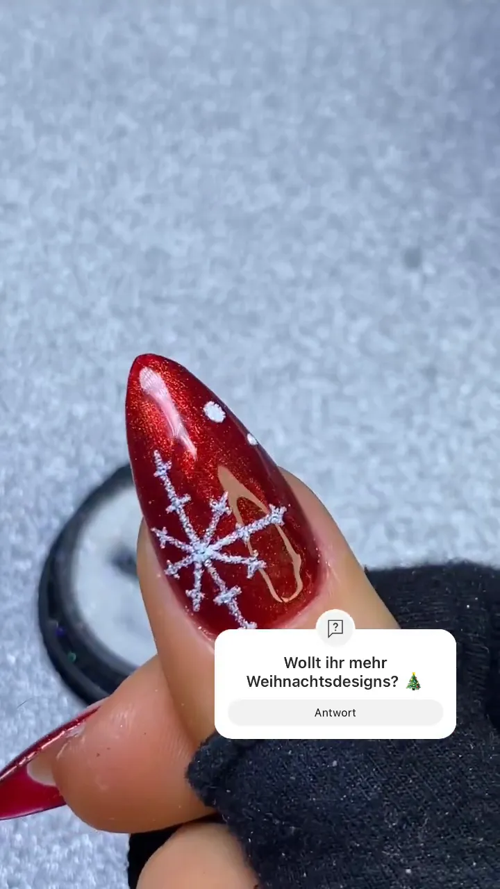 Fertige Schneeflocken auf den Nägeln