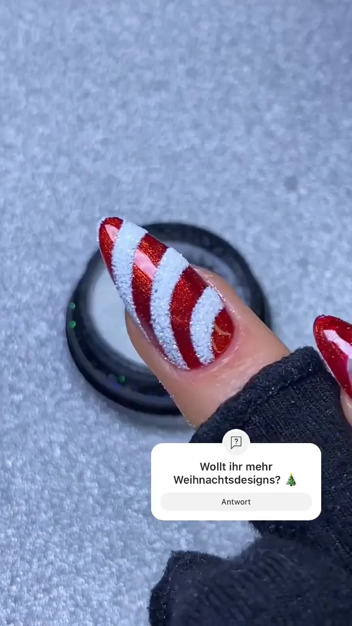 Fertige Weihnachtsnägel mit Candy Cane Design