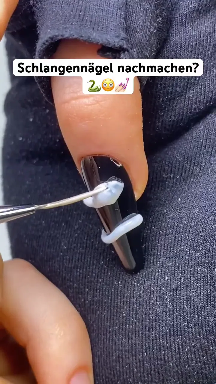 modelliergel in wurstform für den Nagel