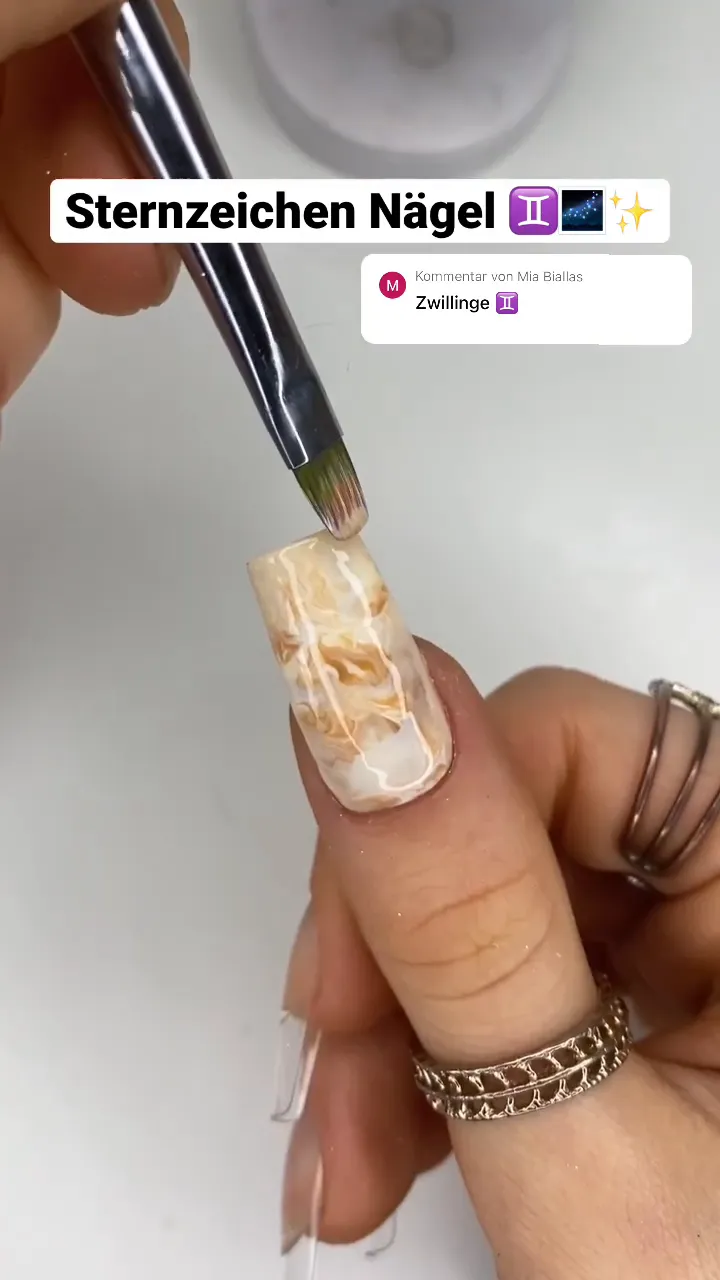 Nageldesign mit beige, weiß und braun