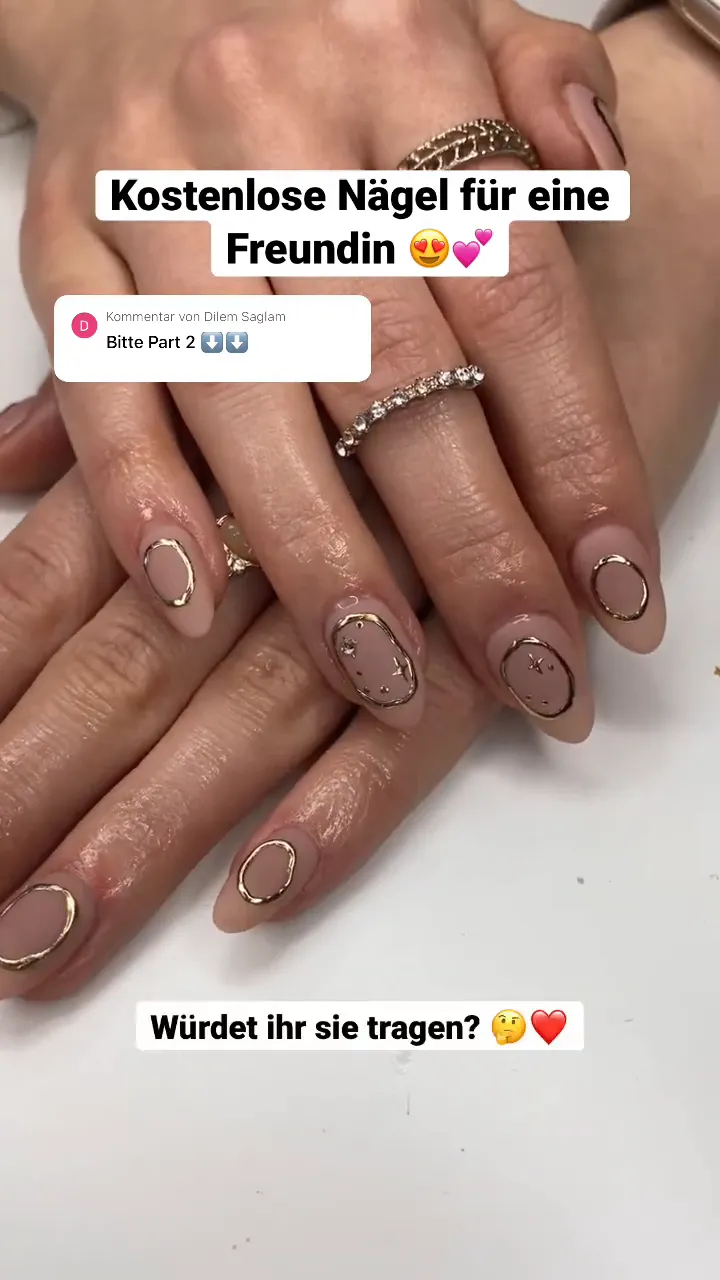 Fertige Nägel mit schönem Design