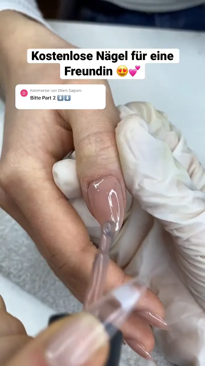 Nude lackierte Nägel mit mattem Topcoat