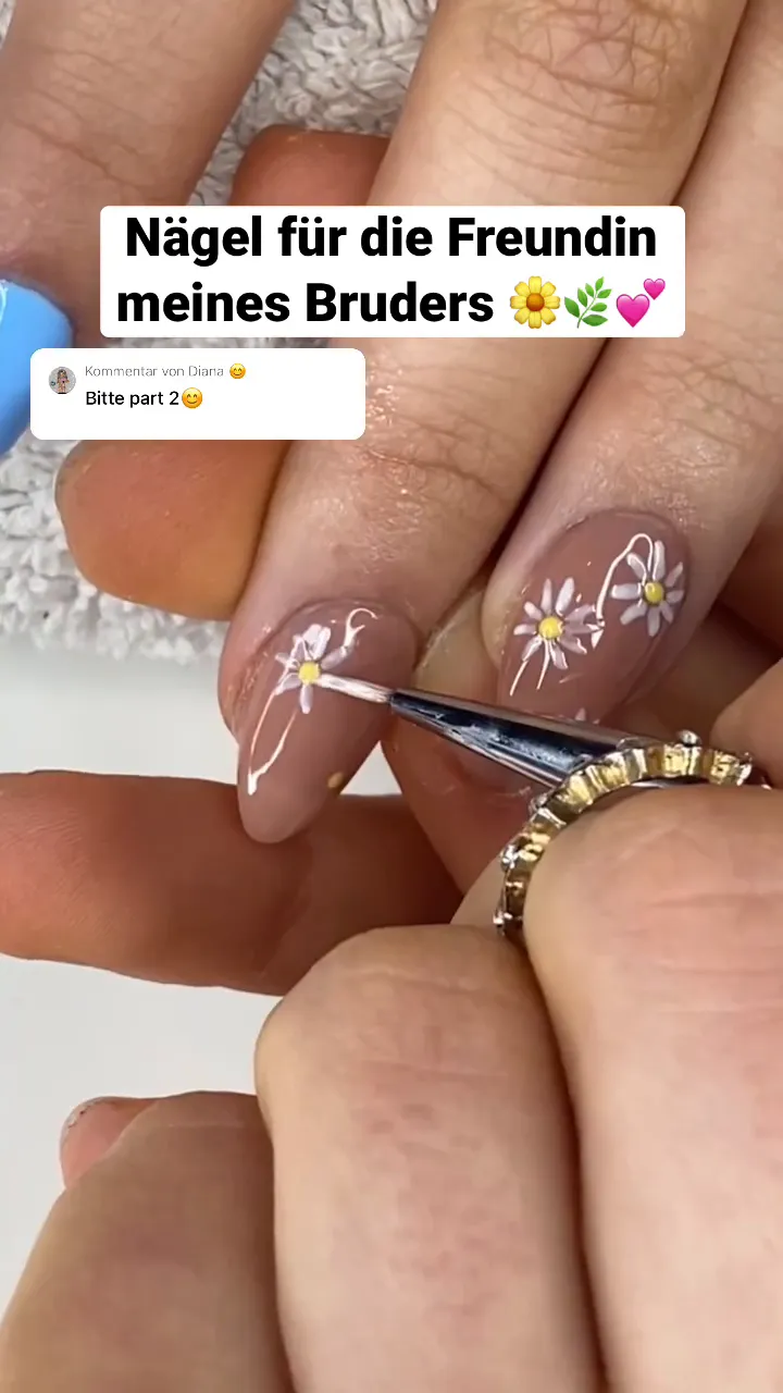 Weißes Nageldesign mit Gänseblümchen