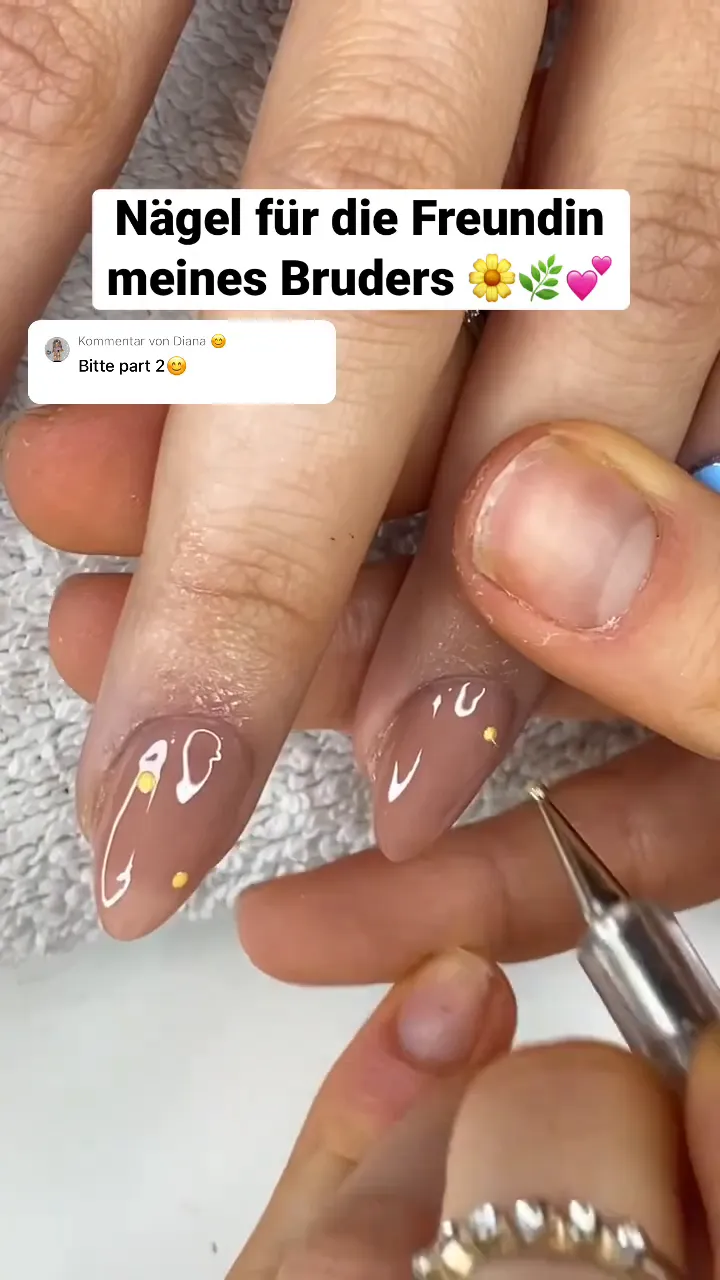Nude Nägel mit gelben Punkten