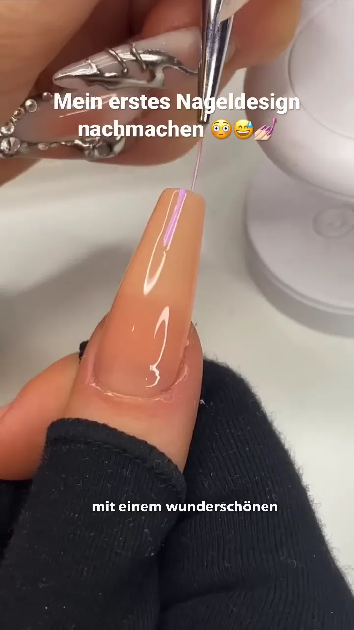 Nude lackierte Nägel