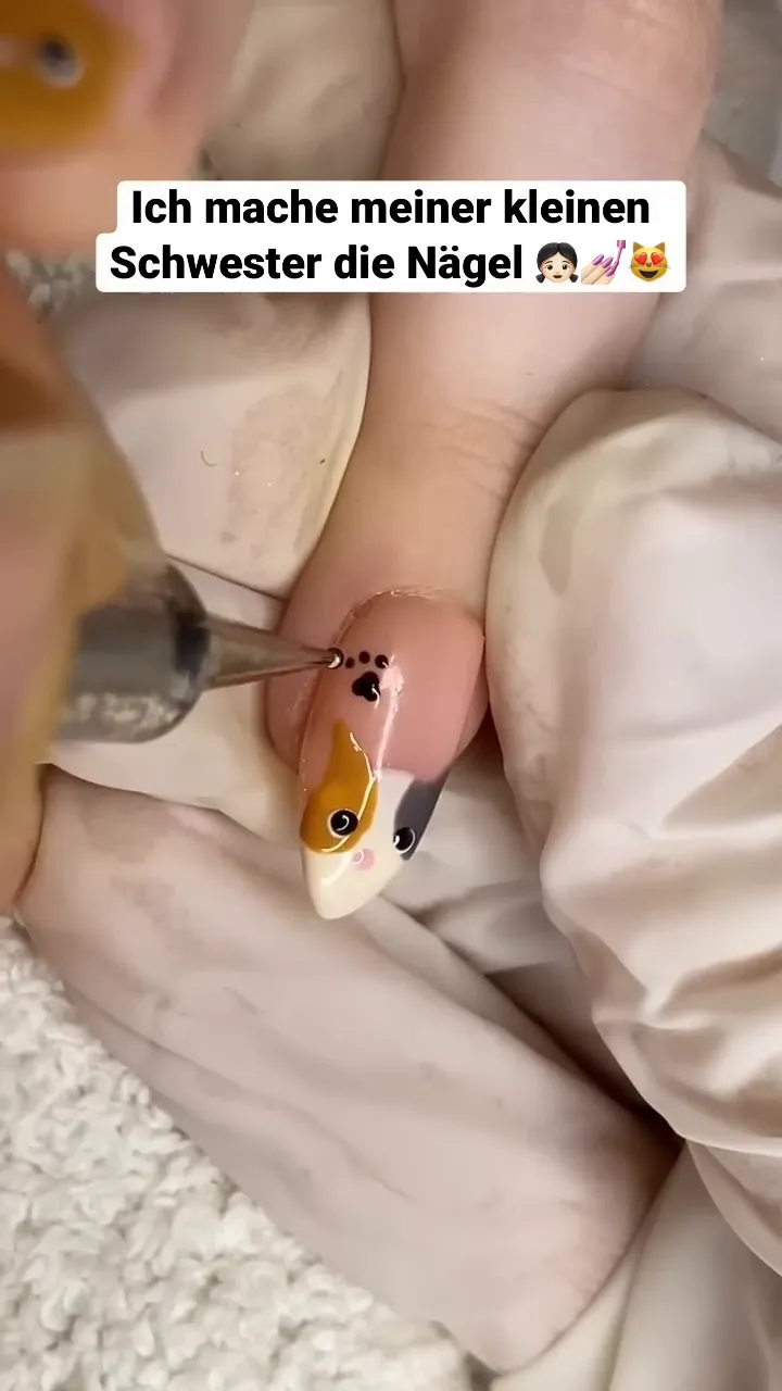 Glückskatze auf dem Ringfinger