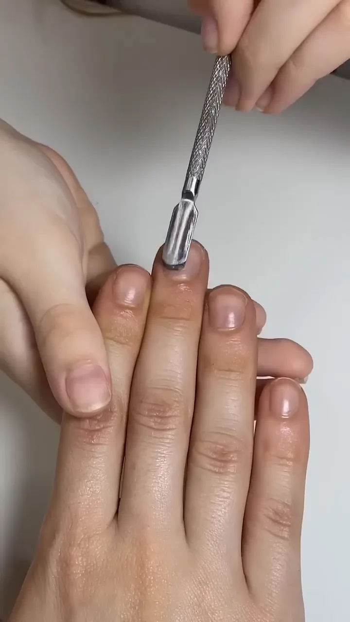 Nagelhaut zurückschieben