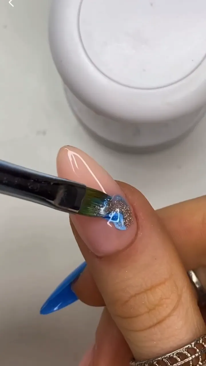 Auftragen des Blau-Weiß mit Glitzer