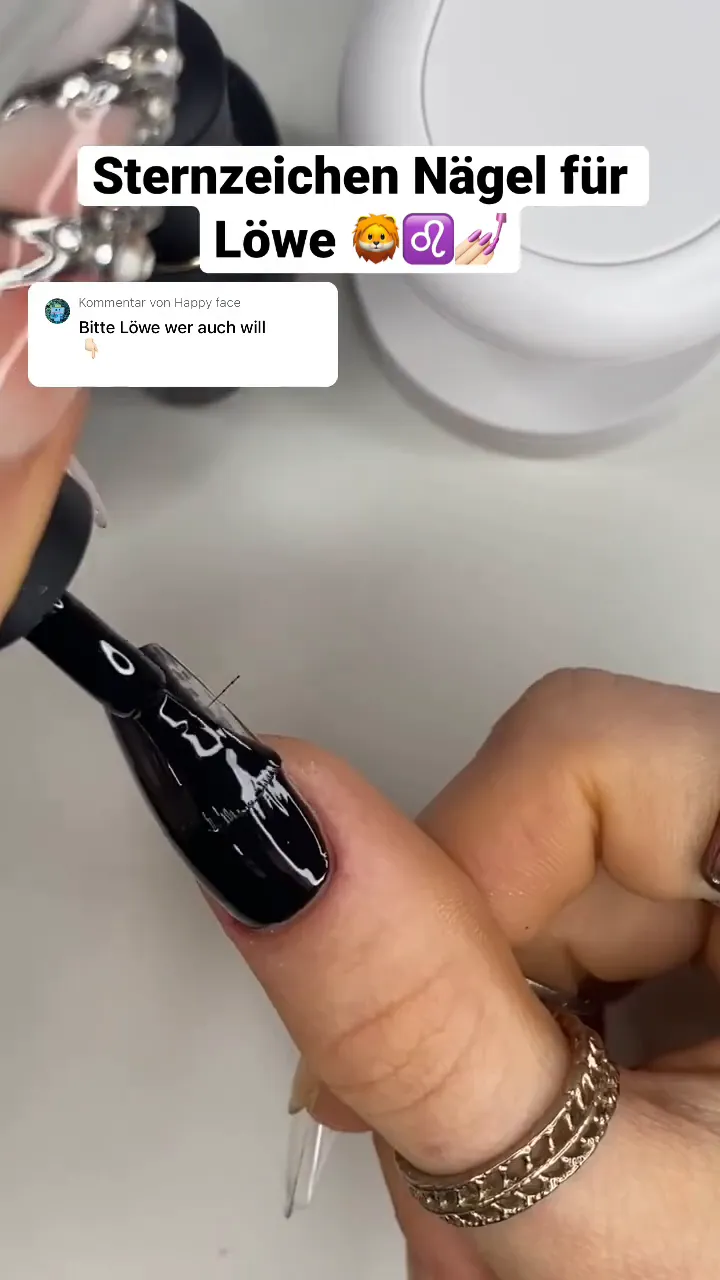 Schwarz lackierte Nägel mit mattem Finish