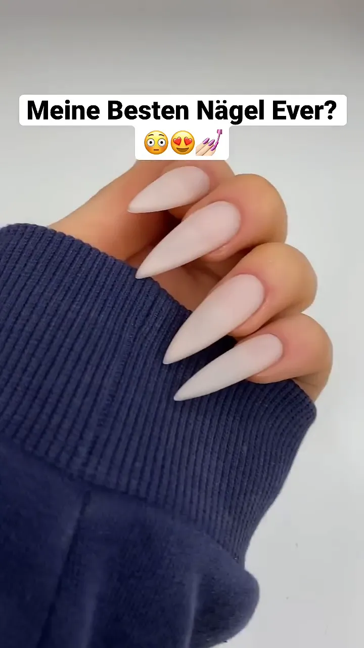 Lange Stiletto-Tipps mit Milchlack