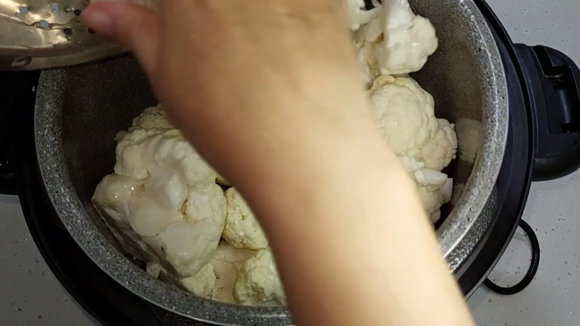 Colocando los ingredientes en la olla GM