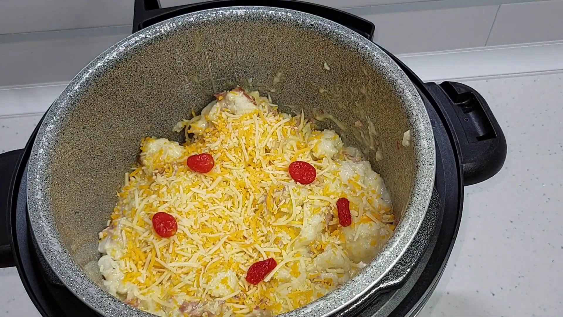 Colocando el plato en el horno para gratinar