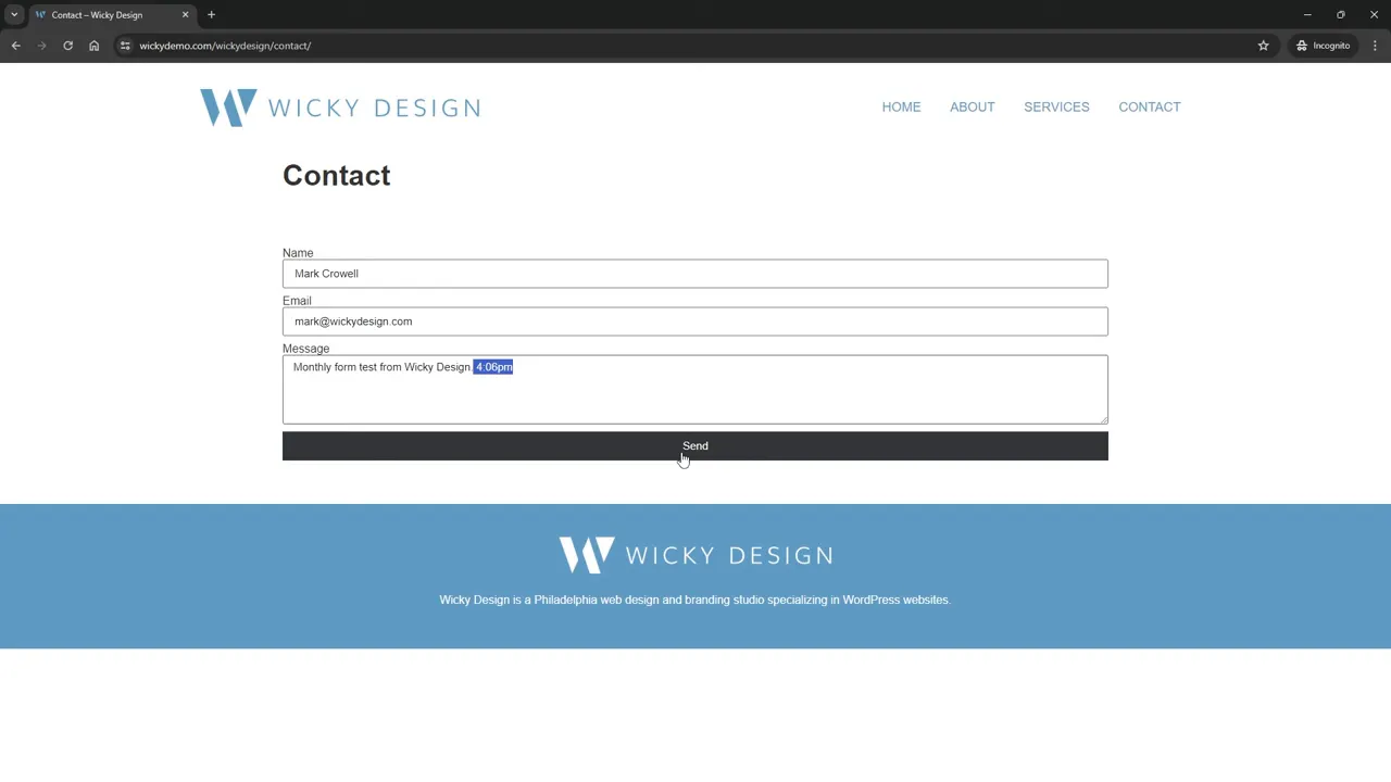 Biểu mẫu liên hệ trên website với nút gửi ở cuối trang