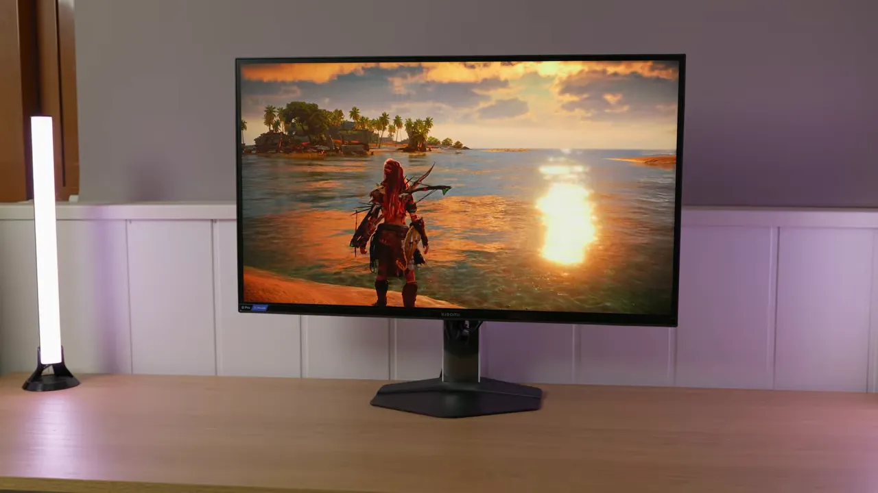 Monitor Xiaomi Mini LED G Pro 27Qi 2026 encendido mostrando un videojuego en plano abierto