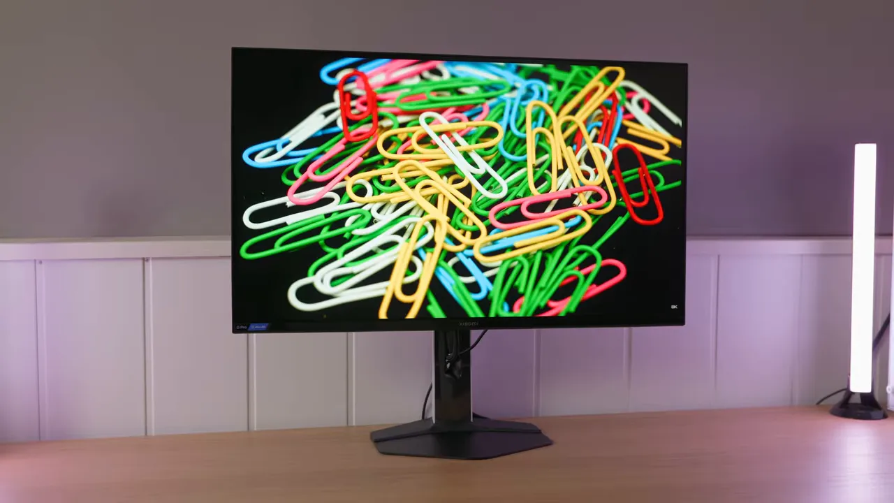 Monitor Xiaomi Mini LED G Pro 27Qi 2026 en escritorio mostrando patrón de prueba de alta saturación