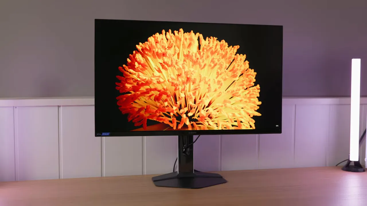 Monitor Xiaomi Mini LED G Pro 27Qi 2026 mostrando una escena luminosa en HDR en un escritorio