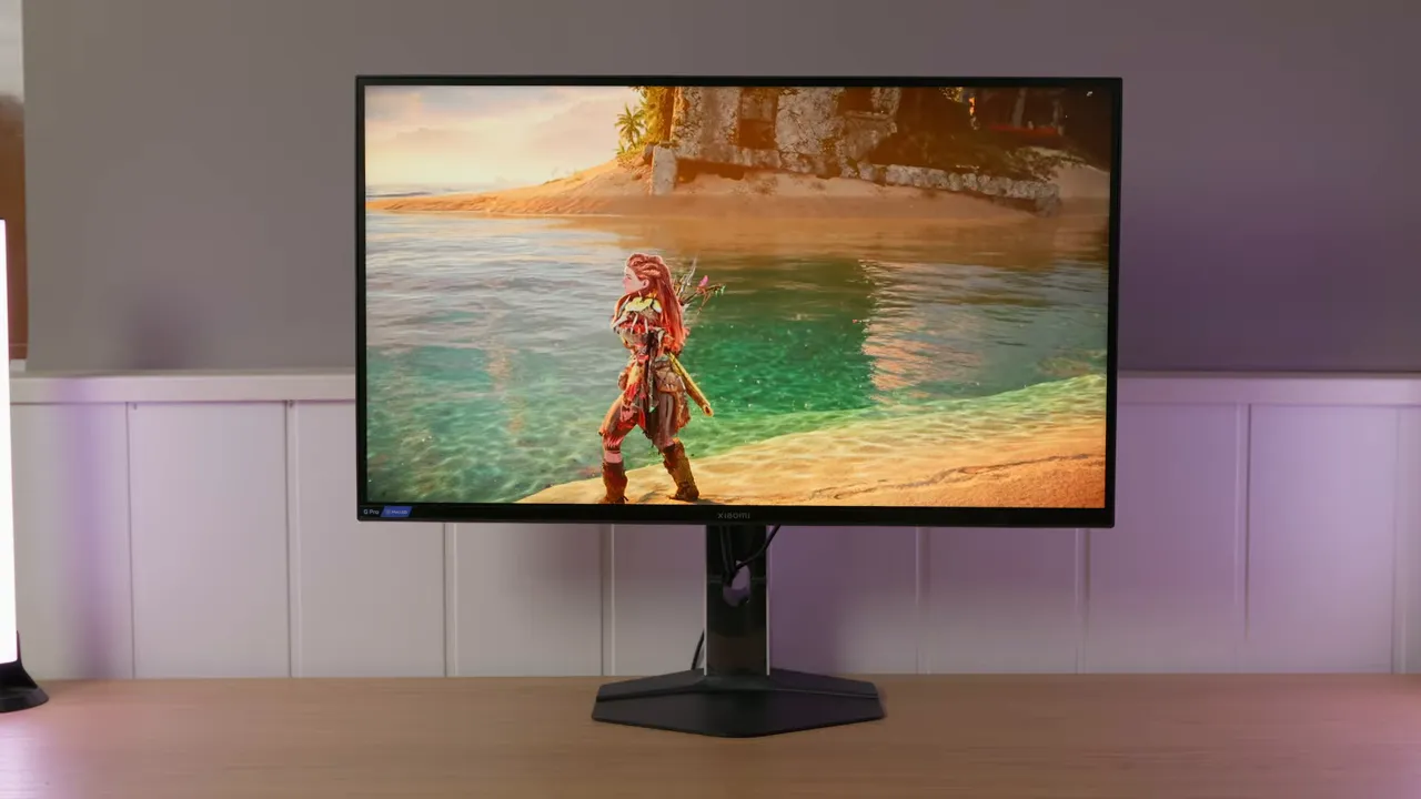 Monitor Xiaomi Mini LED G Pro 27Qi 2026 en un escritorio mostrando un videojuego