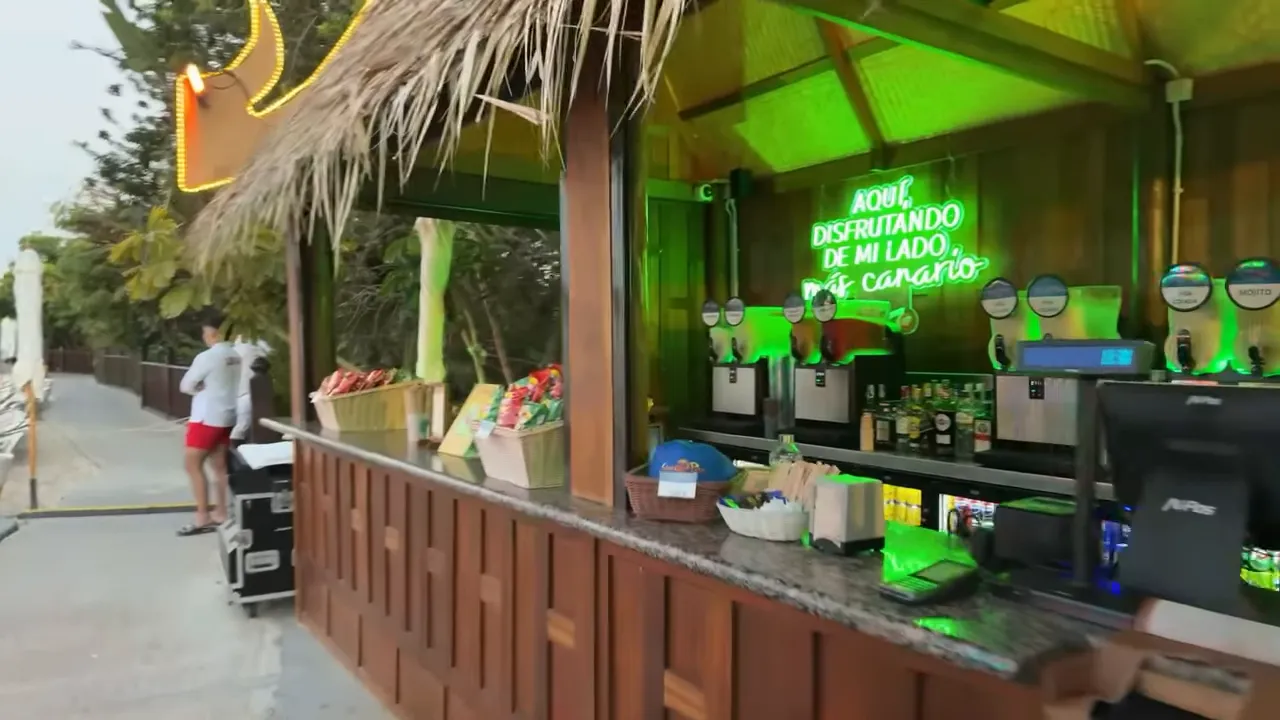 Comptoir alimentaire avec baguettes et panneaux de prix à l'intérieur de Siam Park
