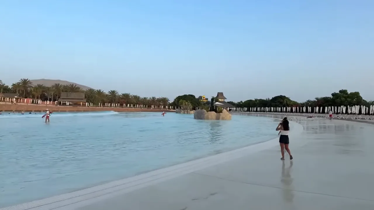 Plage avec piscine à vagues, DJ en jeep et lits de repos sur le sable