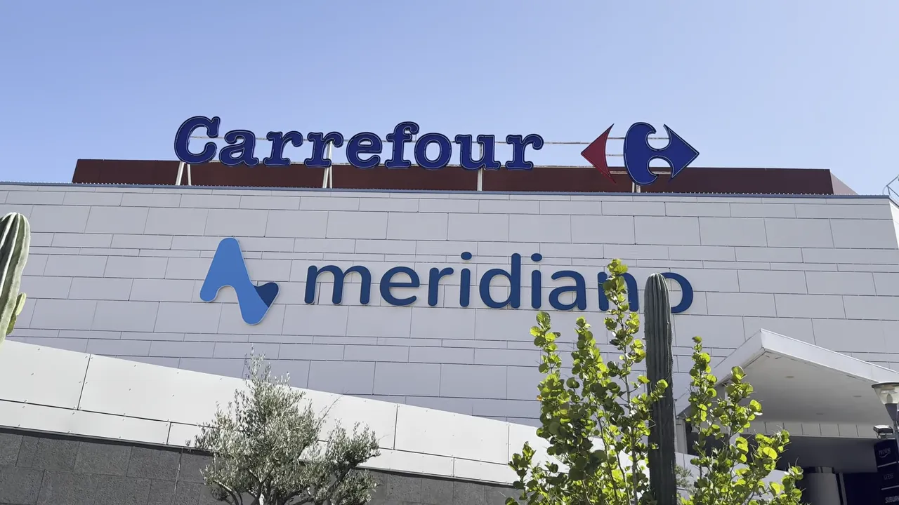 Meridiano shopping centre exterior and free parking