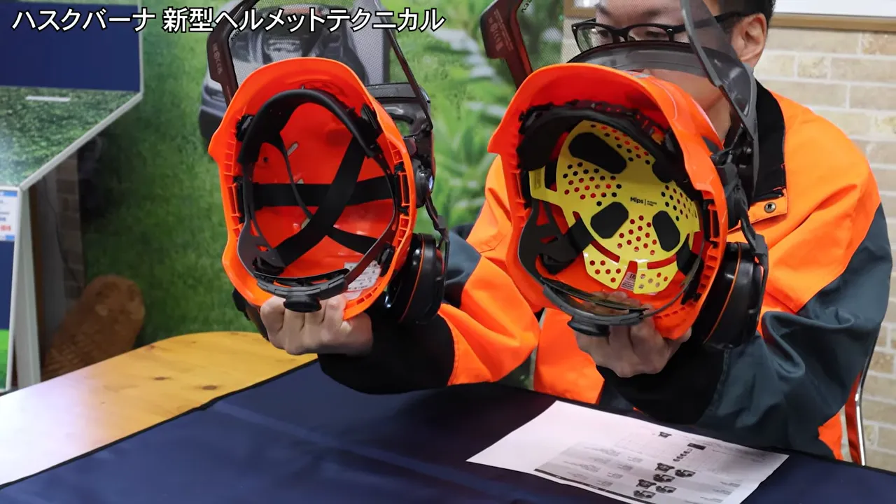 旧型の黒い内装と新型の黄色い内装を並べて示している様子