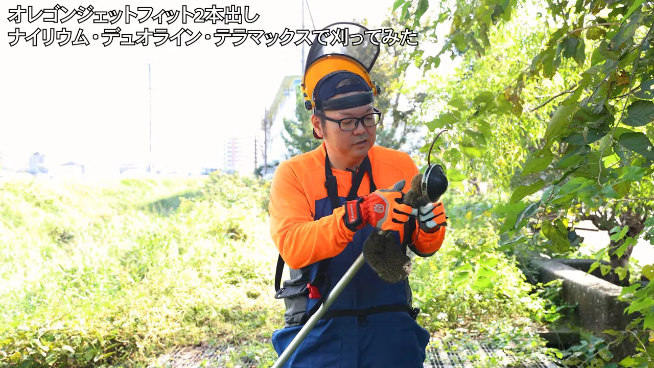 ジェットフィット二本出しヘッドを手で操作しながら内部の扱い方を説明する様子のクローズアップ