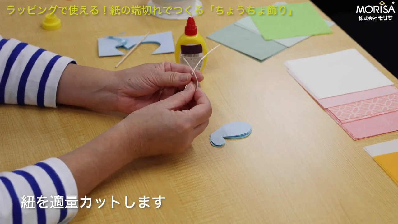 貼り付けたあとに広げて乾かしている蝶の裏と表