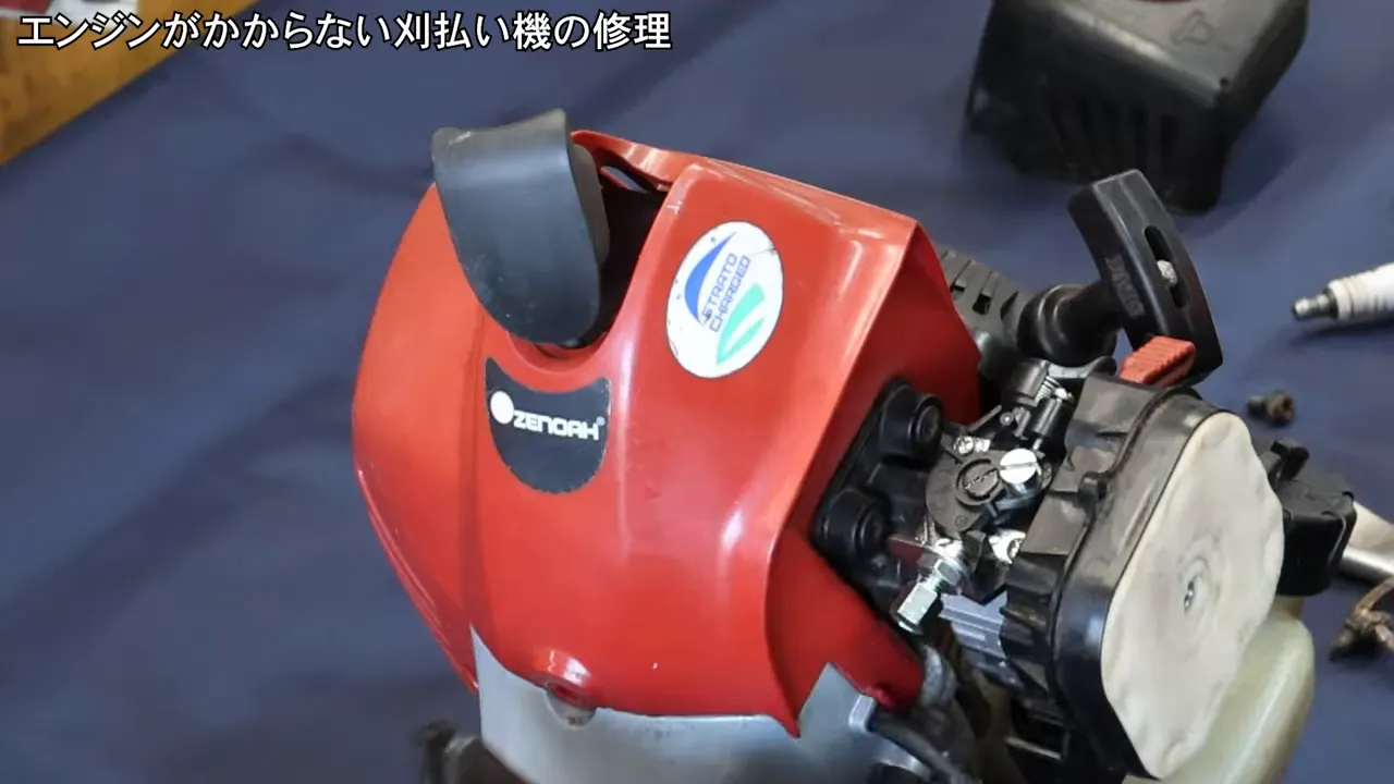 刈払機の外装カバーとキャブ周辺のクローズアップ。配線が溝に沿って収まった状態が分かる写真