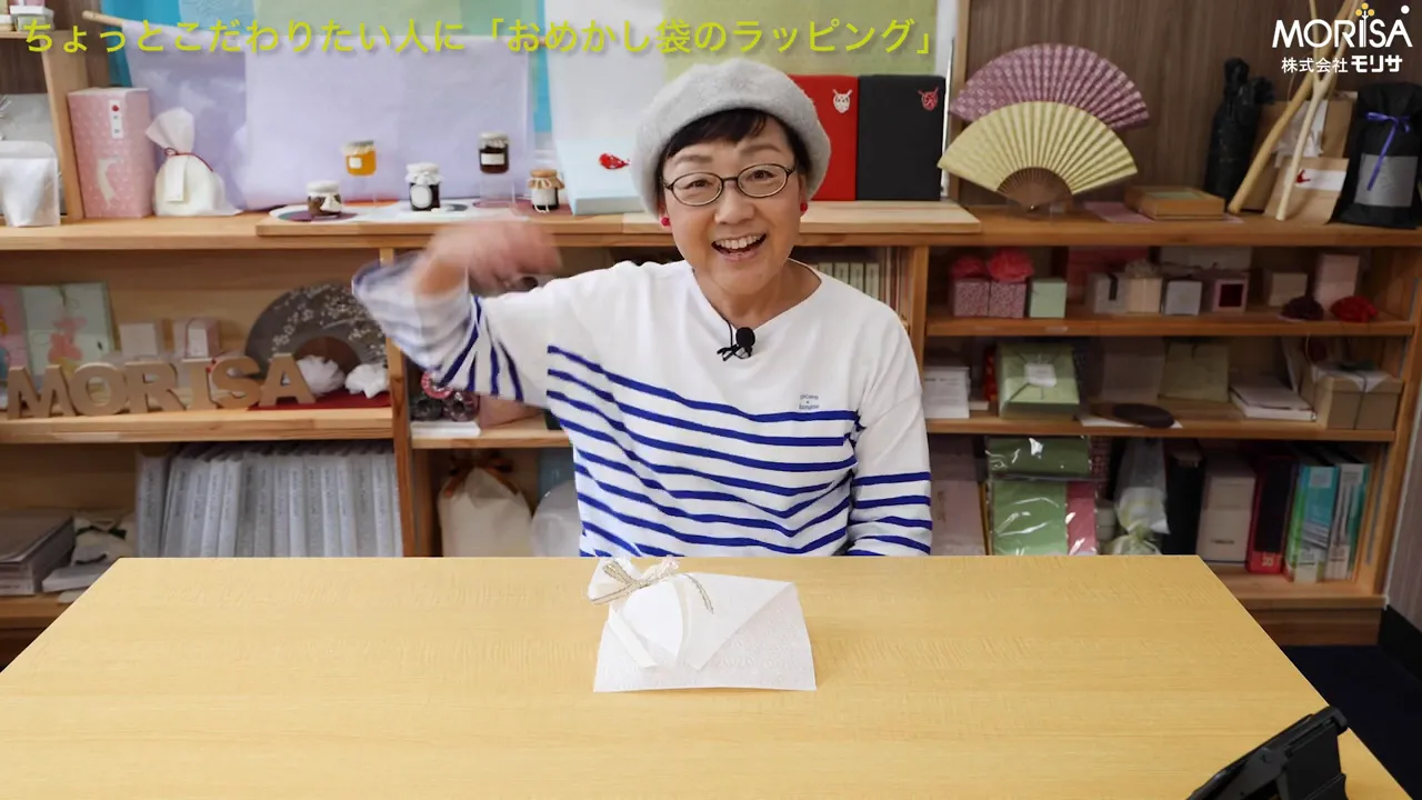 ここくる先生が笑顔で説明を始める場面