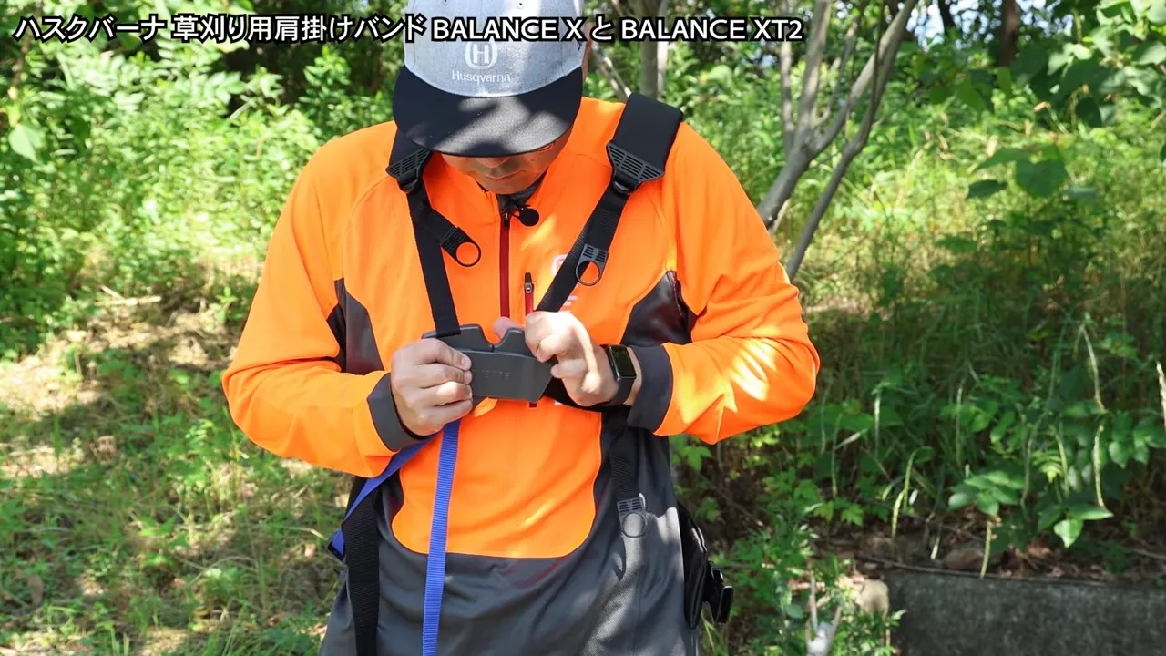 胸バックルを中央で留めた状態のハーネス装着部分の接写
