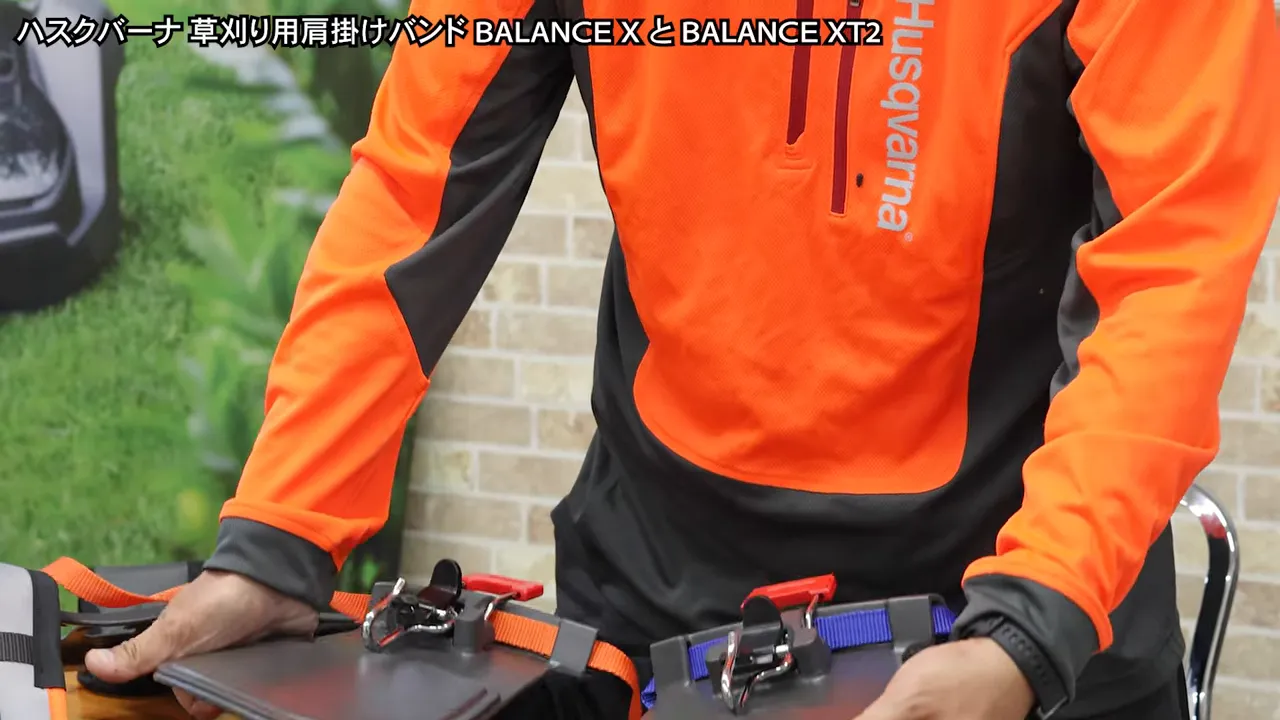 2種類の腰当てパッドを手に持って厚みと形状を比較している様子