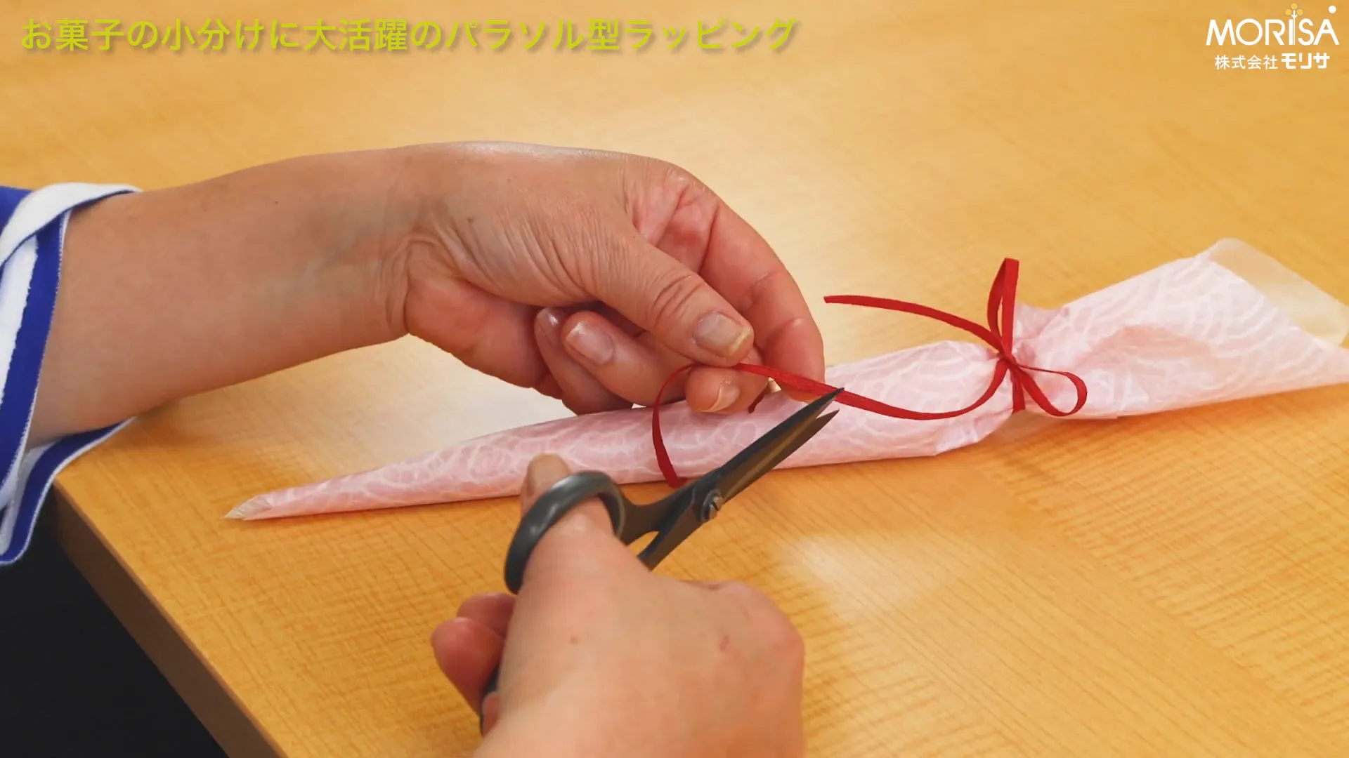 シールを貼る様子