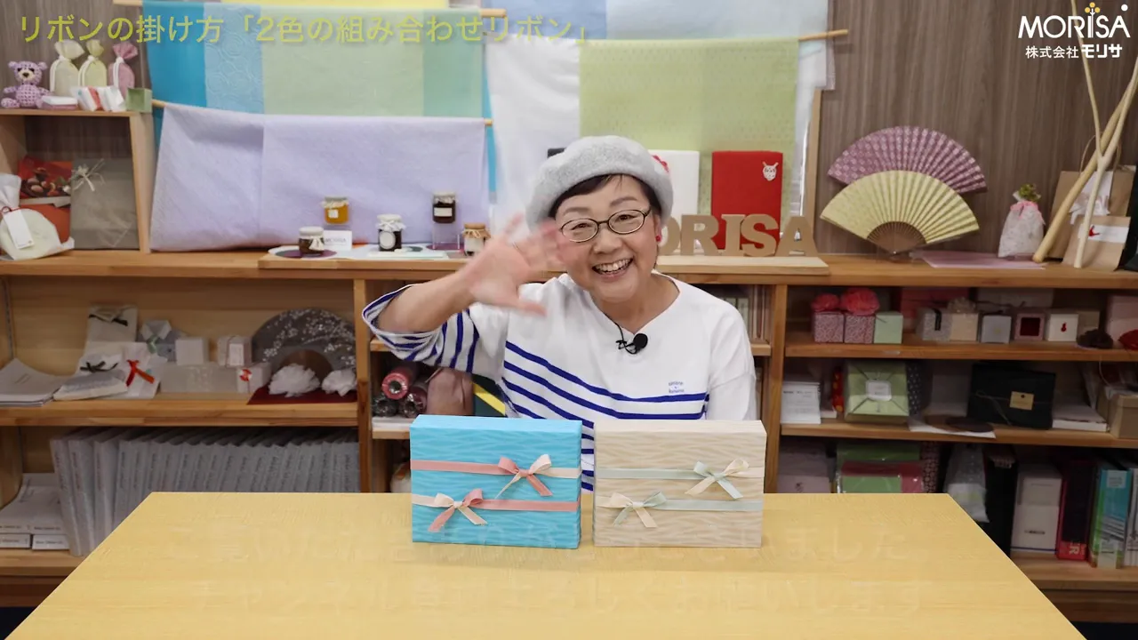 完成したラッピングを手に持つ先生のカット