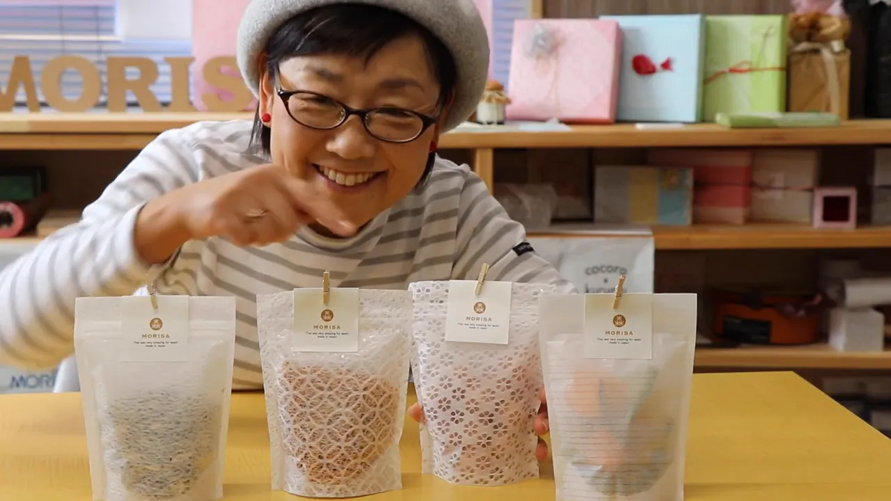 拍手と共に締めの挨拶をするカット