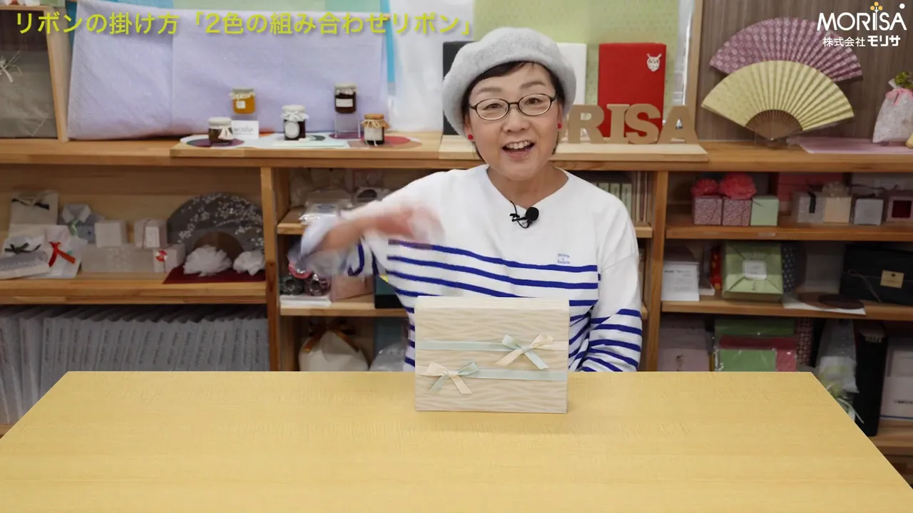 笑顔で挨拶する先生のカット