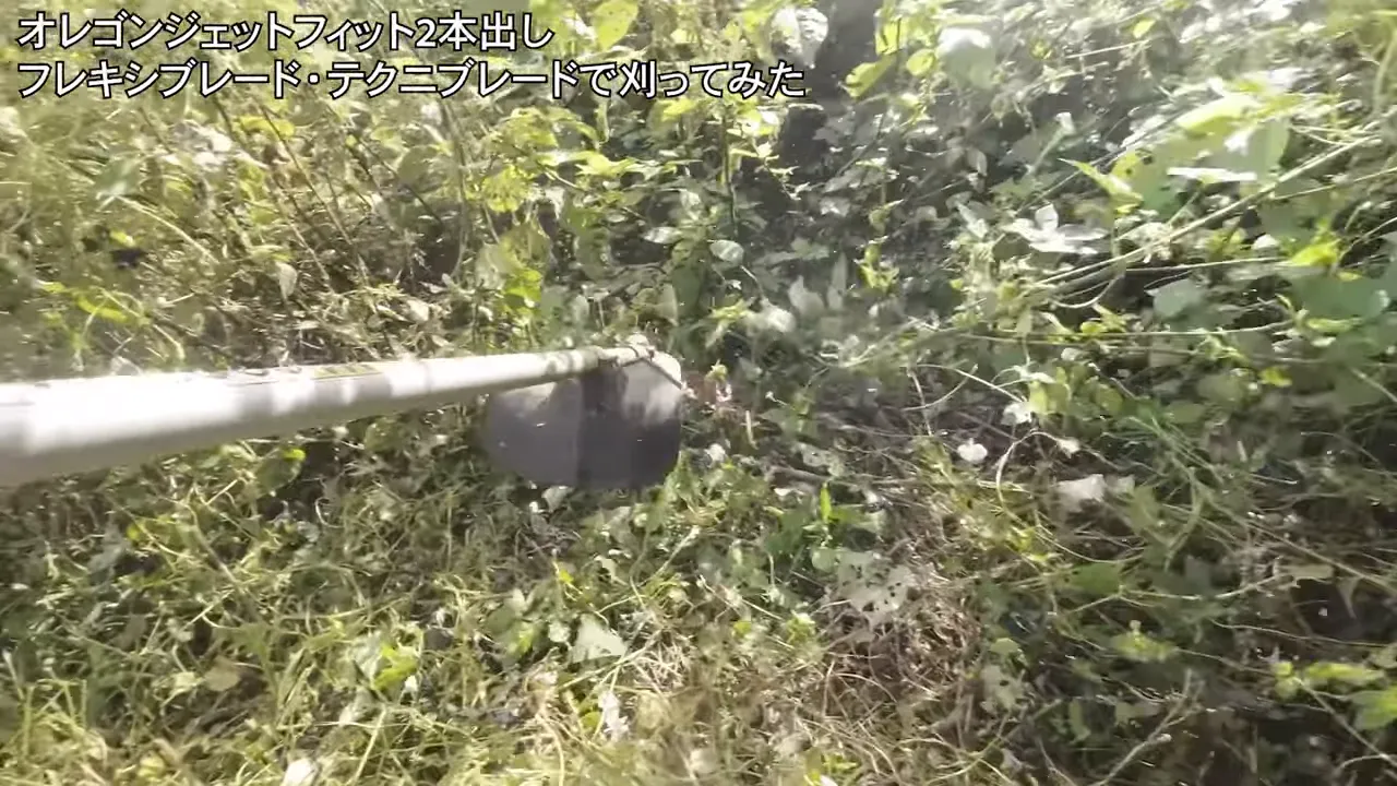 太い茎を素早く切るテクニブレードの作業場面