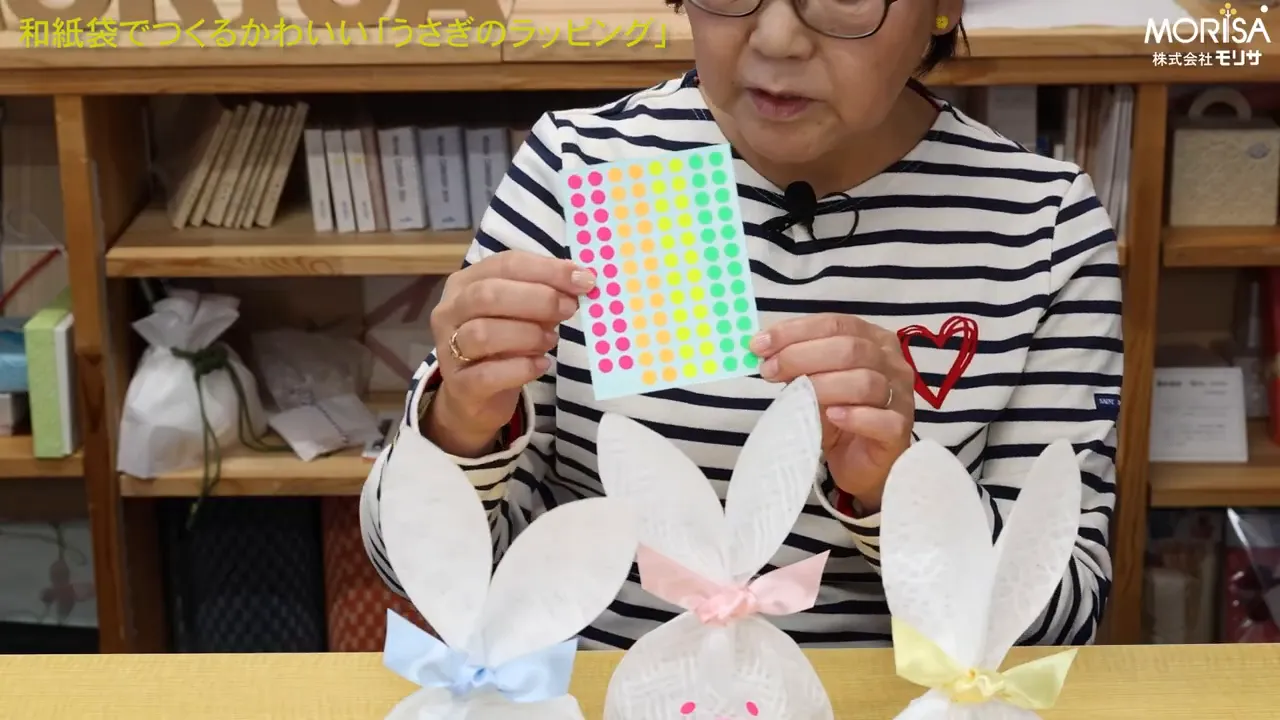 様々な色の丸シールやリボンでアレンジした例