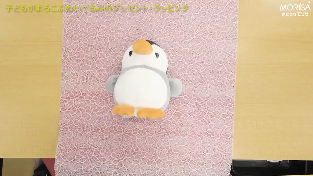 ピンクの柄入り和紙の上にぬいぐるみを中央に置いた完成イメージ