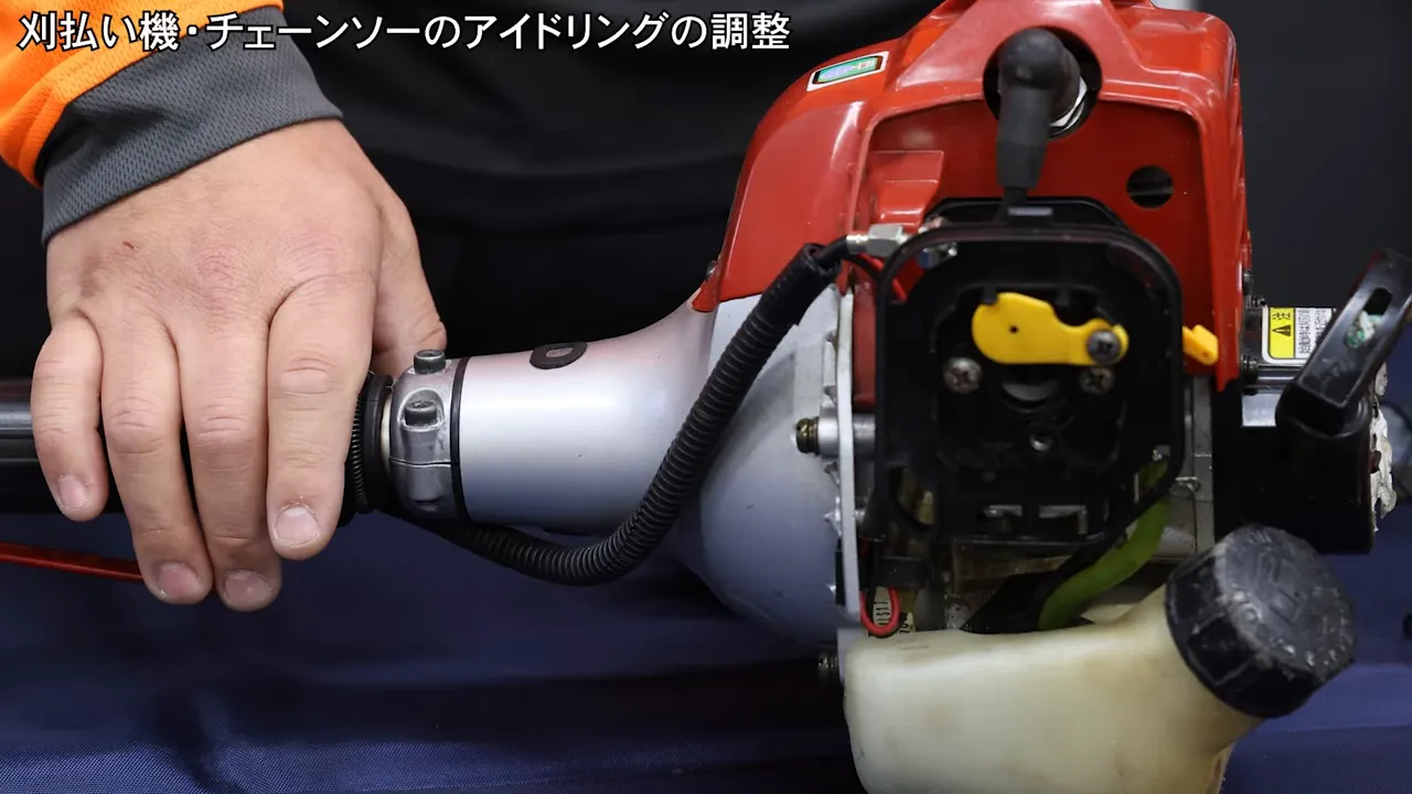 クリーナーカバーを開けた刈払い機のキャブレター接写（調整前の状態）