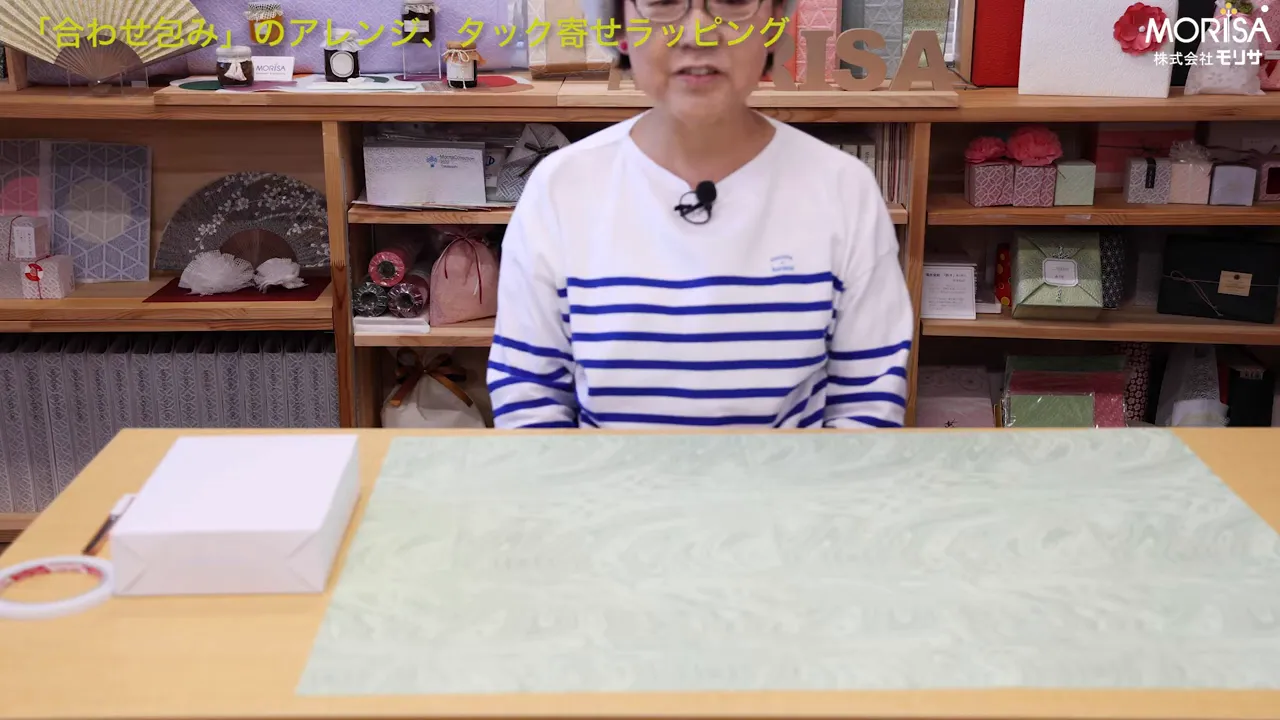 テーブル上に置かれた包装箱、和紙、両面テープなどラッピングの準備道具