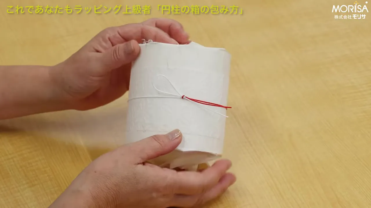水引を結んで仕上がった白い円柱のラッピング全体像