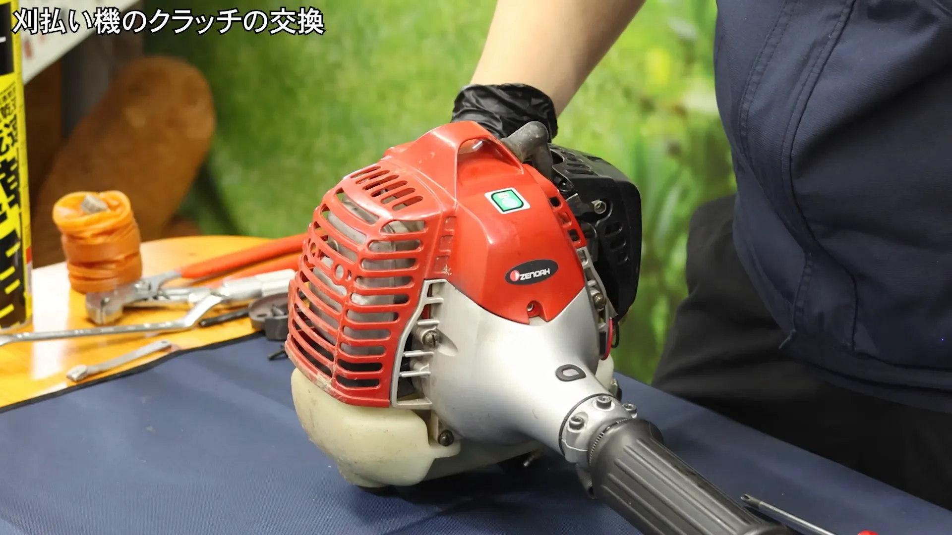 エンジンカバーのネジを外す様子
