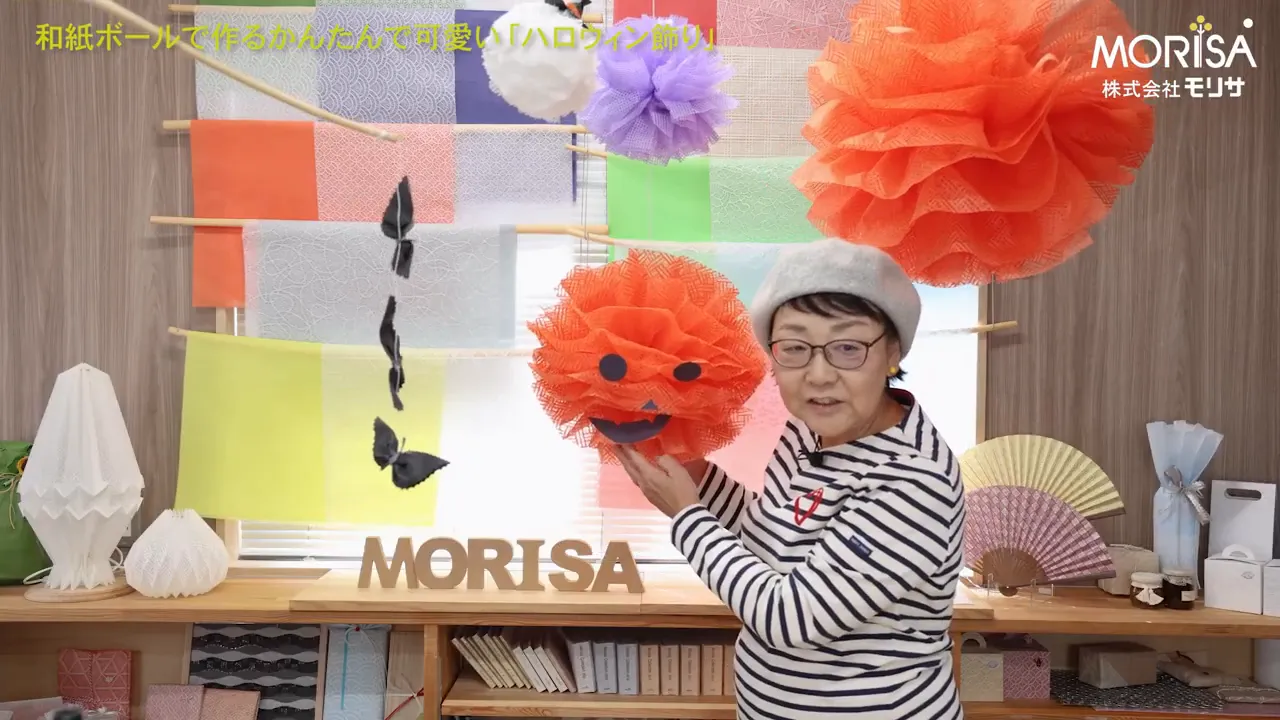 顔のパーツを選んで楽しそうに貼っている様子