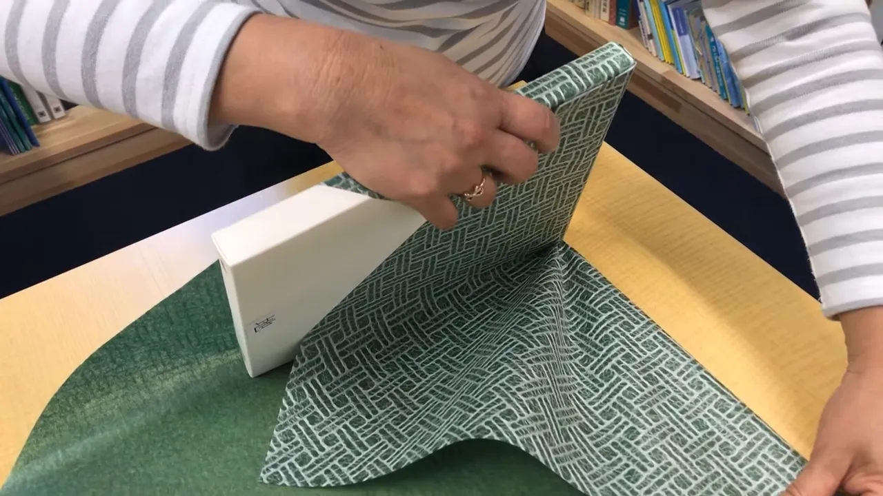 和紙ラッピングの完成を示すシーン。ここで実際の包み方がわかる